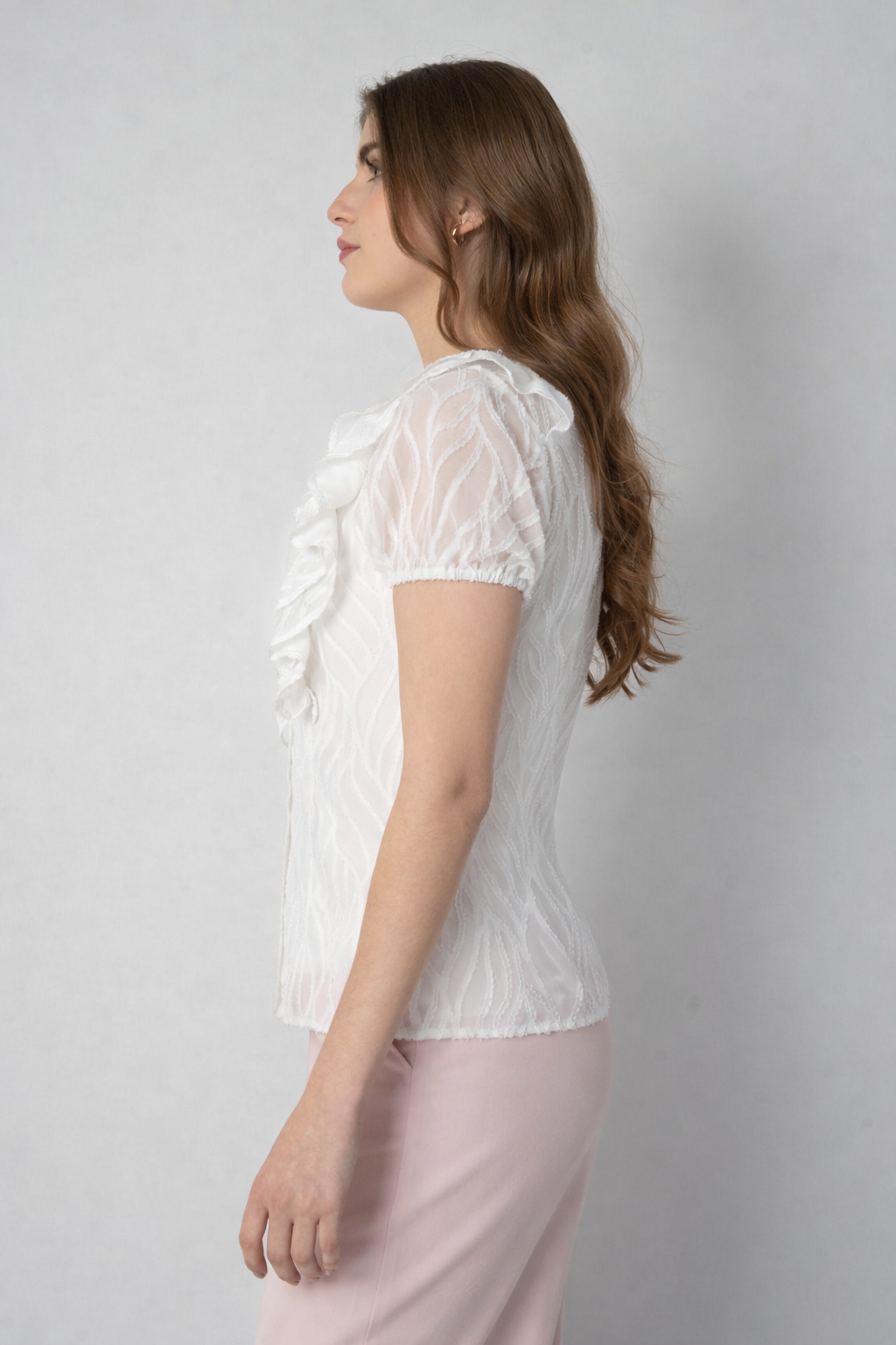 Blusa ivory con diseño de escarolas y encaje