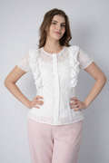 Blusa ivory con diseño de escarolas y encaje