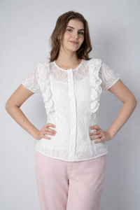 Blusa ivory con diseño de escarolas y encaje