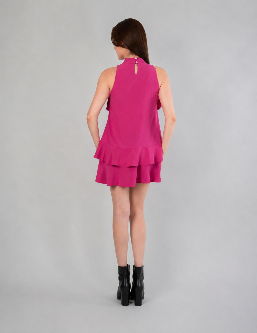 Vestido rosa corto con detalle  de olanes