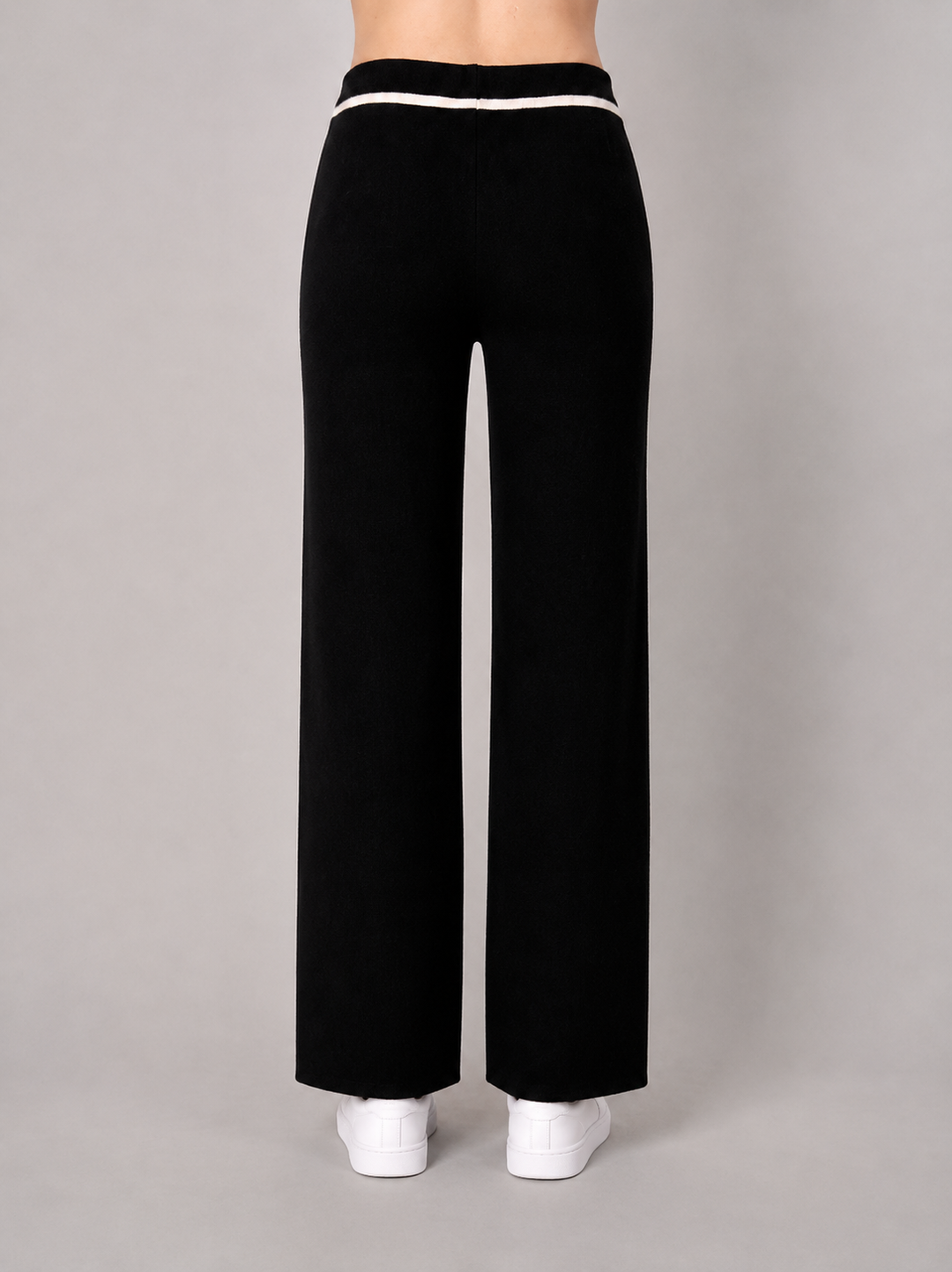 Pantalón negro con detalles de contraste blanco (Conjunto)