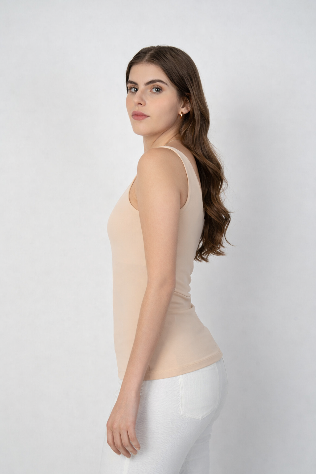 Blusa beige de escote redondo pronunciado