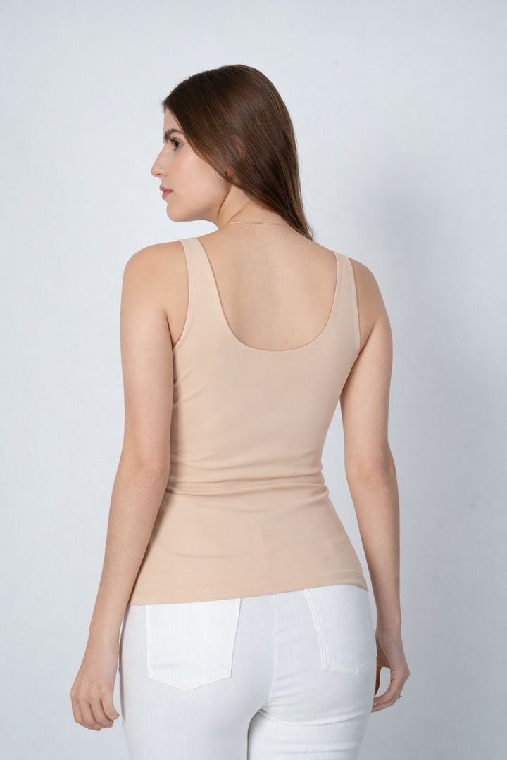 Blusa beige de escote redondo pronunciado