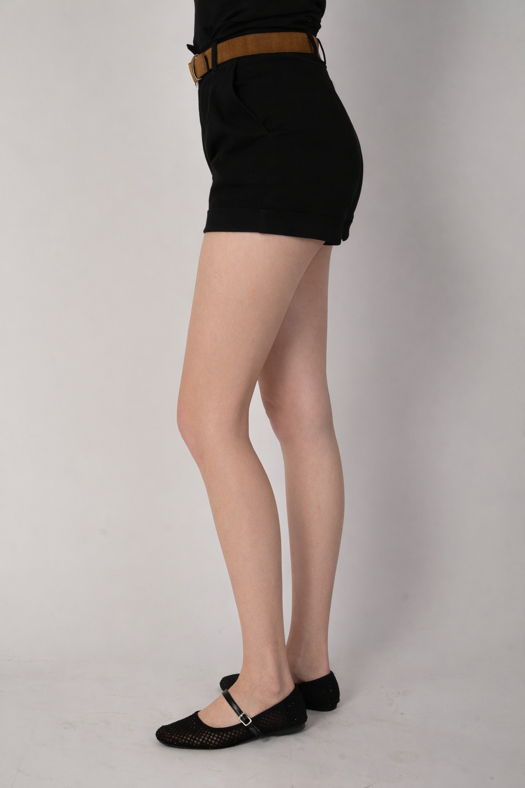Short negro de algodón y cinturón café
