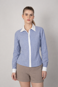 Blusa tipo camisera azul con blanco