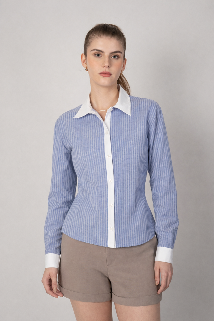 Blusa tipo camisera azul con blanco