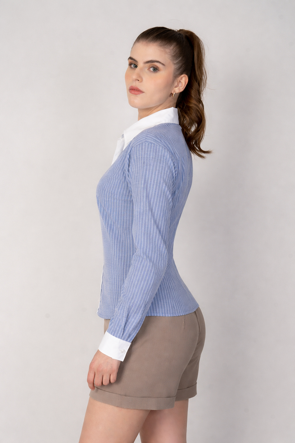 Blusa tipo camisera azul con blanco