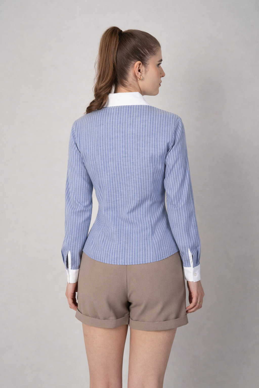 Blusa tipo camisera azul con blanco