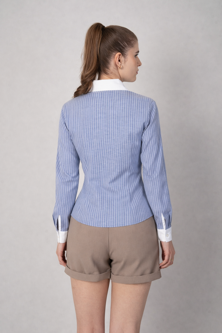 Blusa tipo camisera azul con blanco