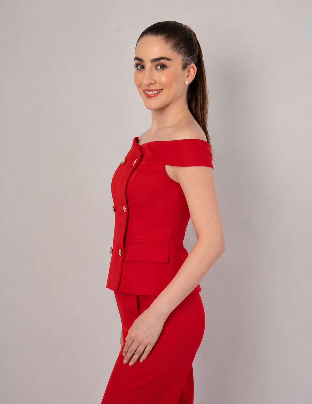 Blusa roja off shoulders con botones dorados