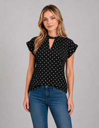 Blusa negra de dots con manga corta y detalle en cuello