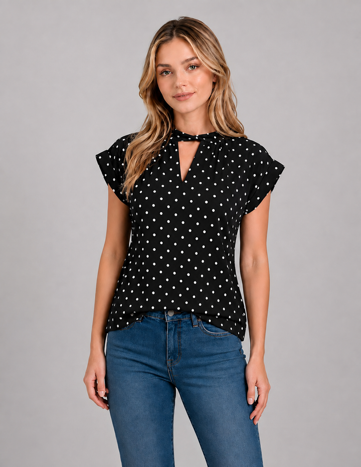 Blusa negra de dots con manga corta y detalle en cuello
