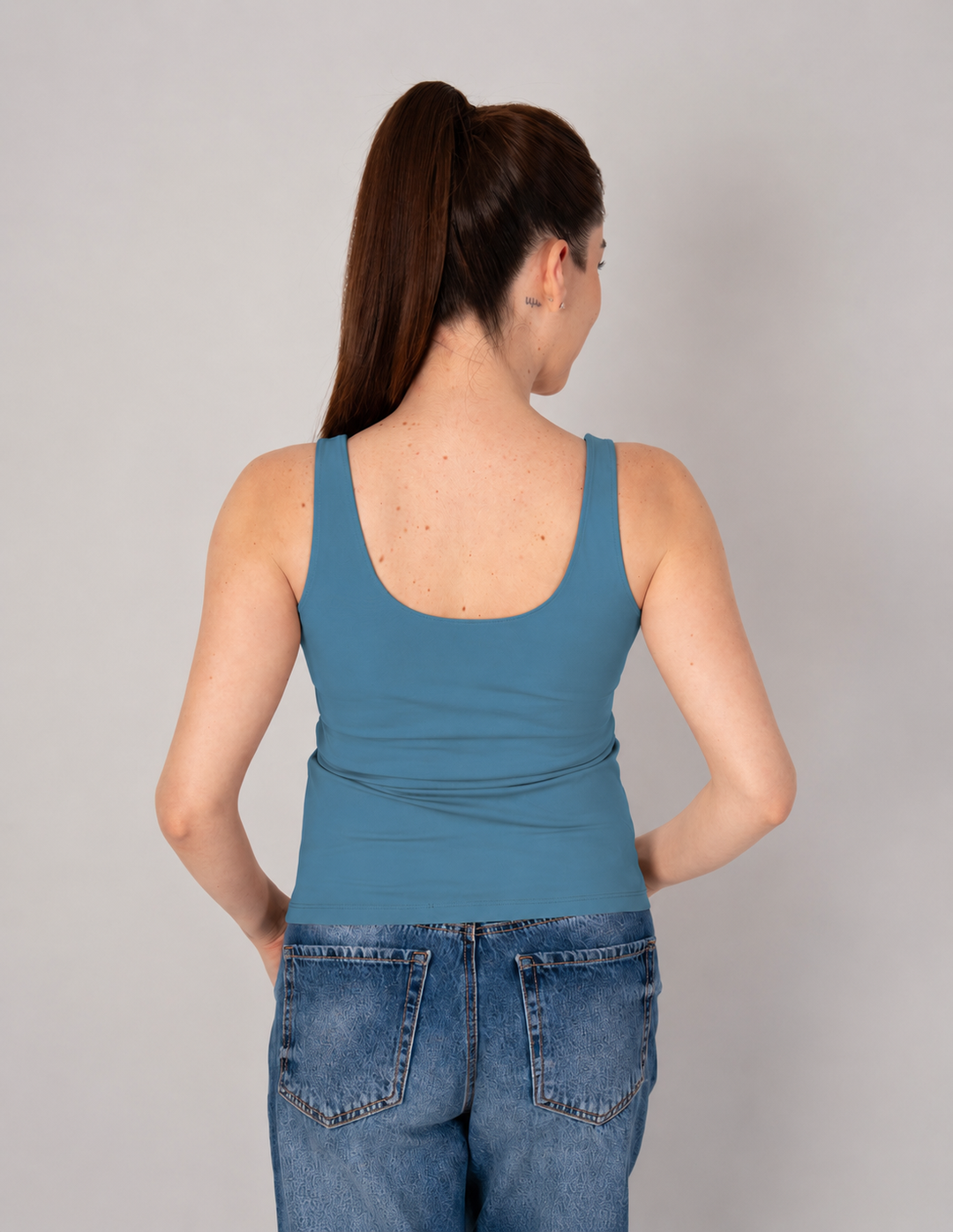 Blusa básica con diseño de fruncido (disponible en azul y beige)