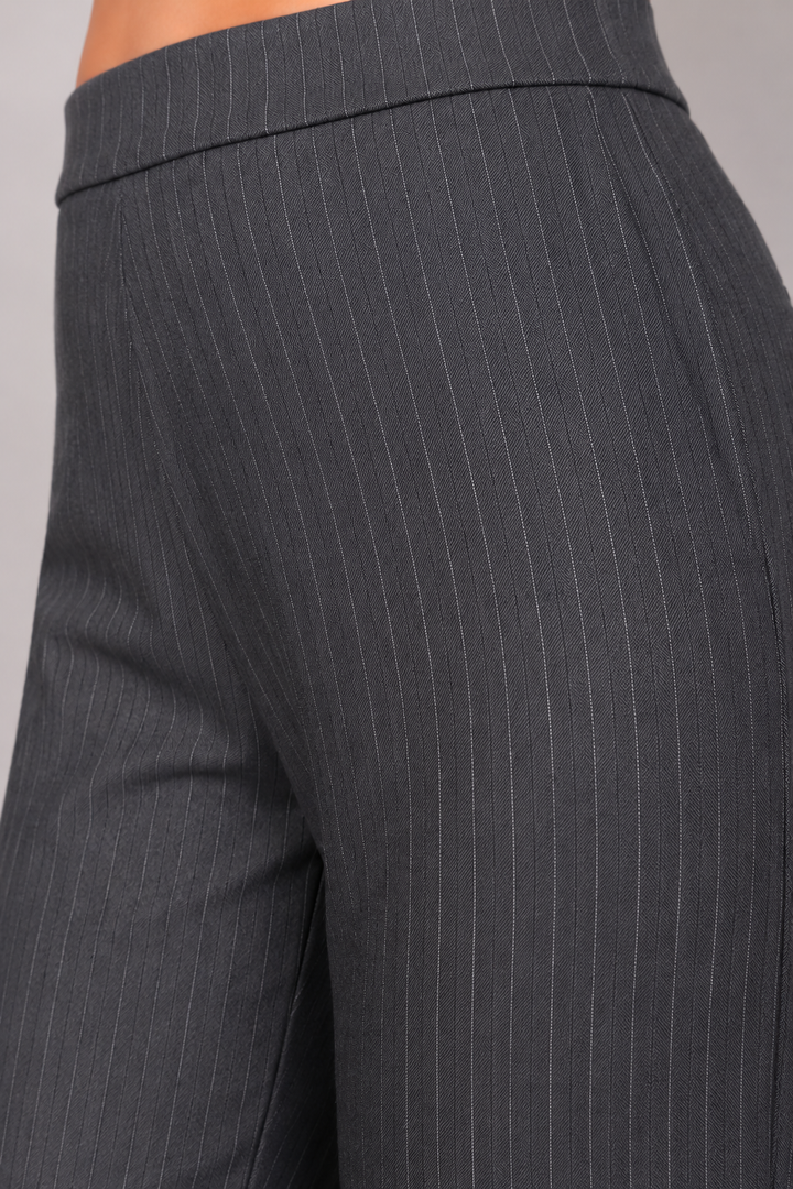 Pantalón de rayas gris de talle alto
