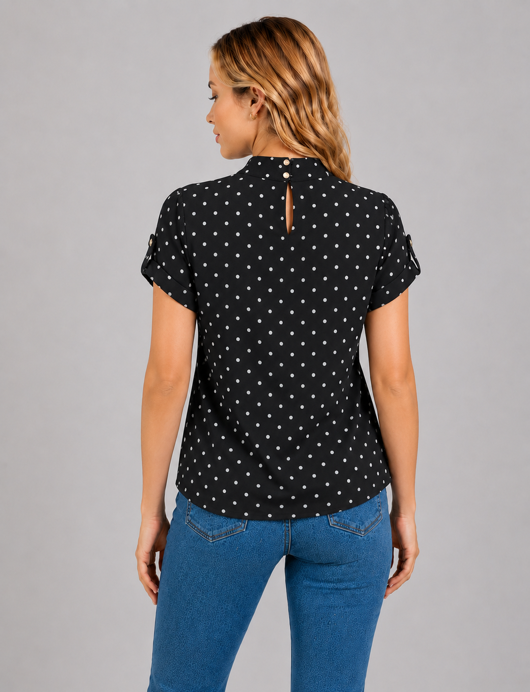 Blusa negra de dots con manga corta y detalle en cuello