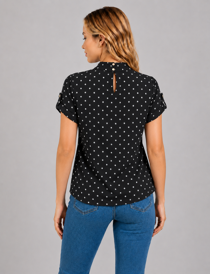 Blusa negra de dots con manga corta y detalle en cuello