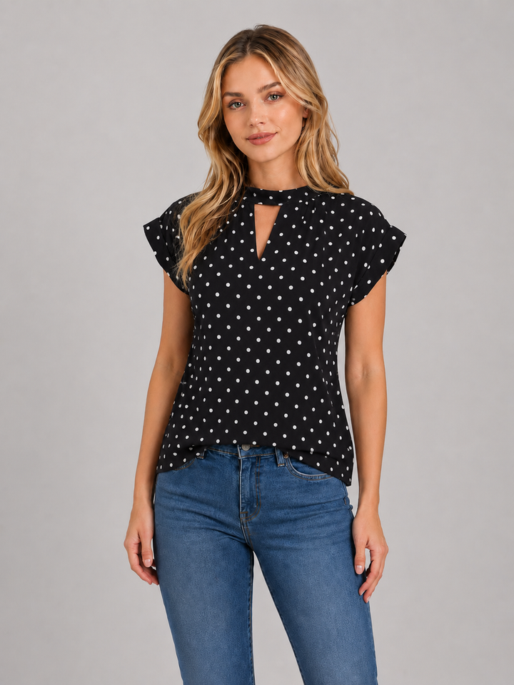 Blusa negra de dots con manga corta y detalle en cuello