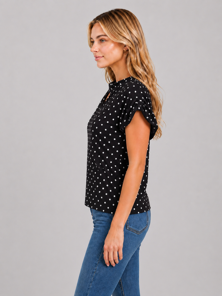 Blusa negra de dots con manga corta y detalle en cuello