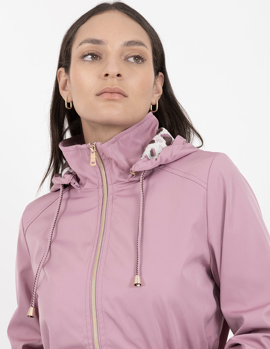 Chamarra con gorro desmontable y cierre repelente al agua – GRUPO