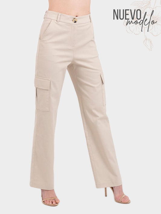 Pantalón de gabardina estilo cargo color beige tiro alto con bolsas laterales en costados
