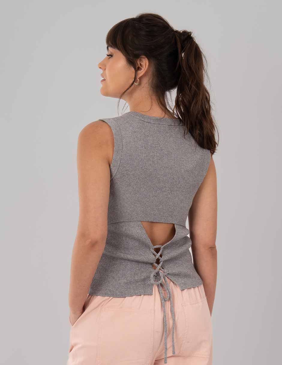 Blusa gris con escote en la parte trasera