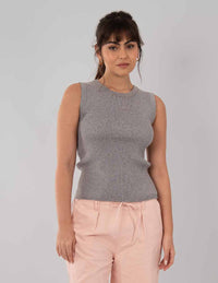 Blusa gris con escote en la parte trasera