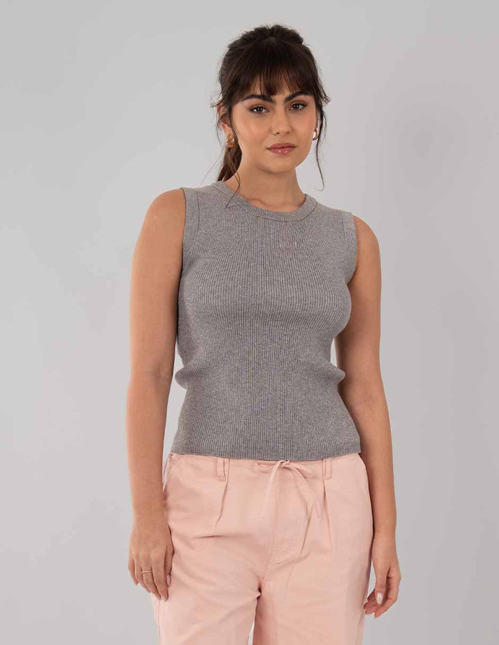 Blusa gris con escote en la parte trasera