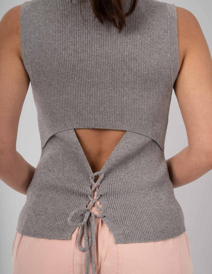 Blusa gris con escote en la parte trasera