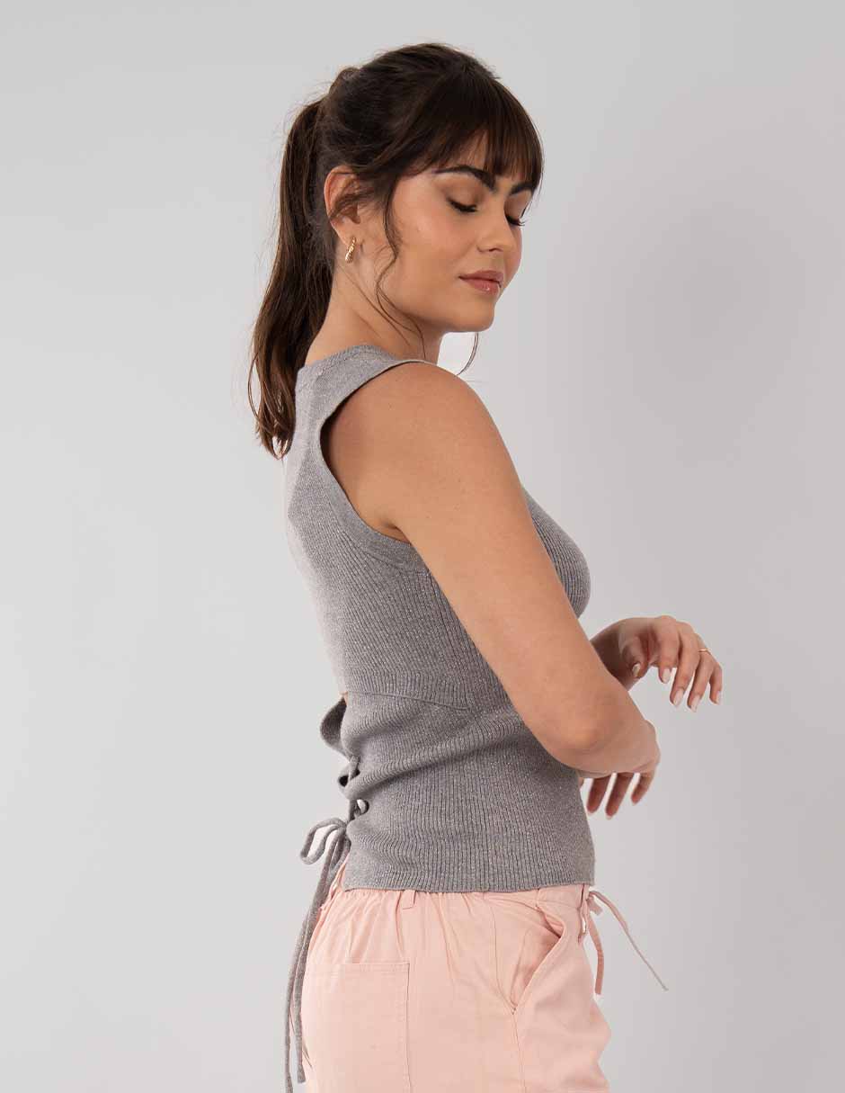 Blusa gris con escote en la parte trasera