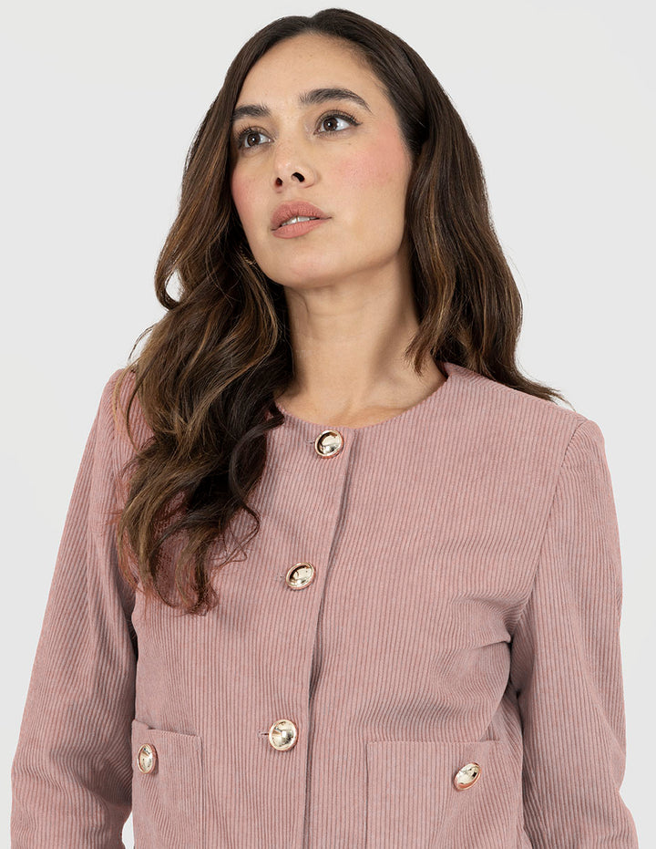 Suéter rosa corto y botones enfrente