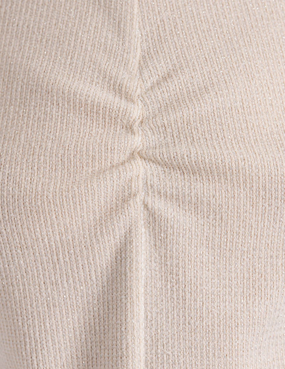 Blusa beige de manga larga y detalle de fruncido