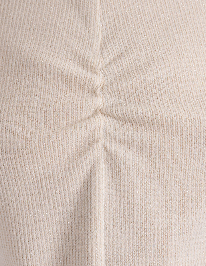 Blusa beige de manga larga y detalle de fruncido