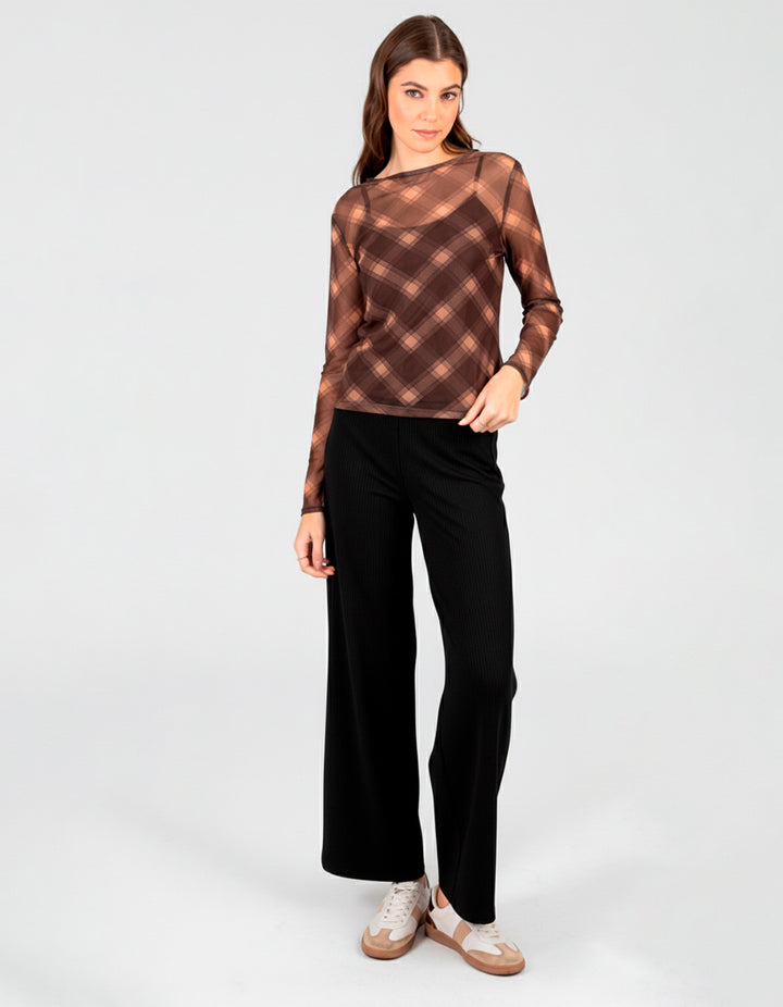 Pantalón negro a la cintura con textura tipo pana