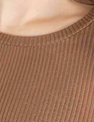 Blusa oro de cuello redondo y manga larga