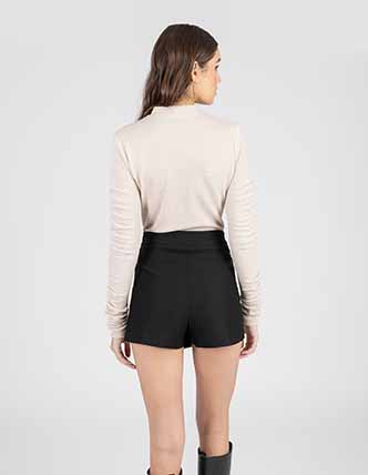 Blusa beige con diseño en mangas