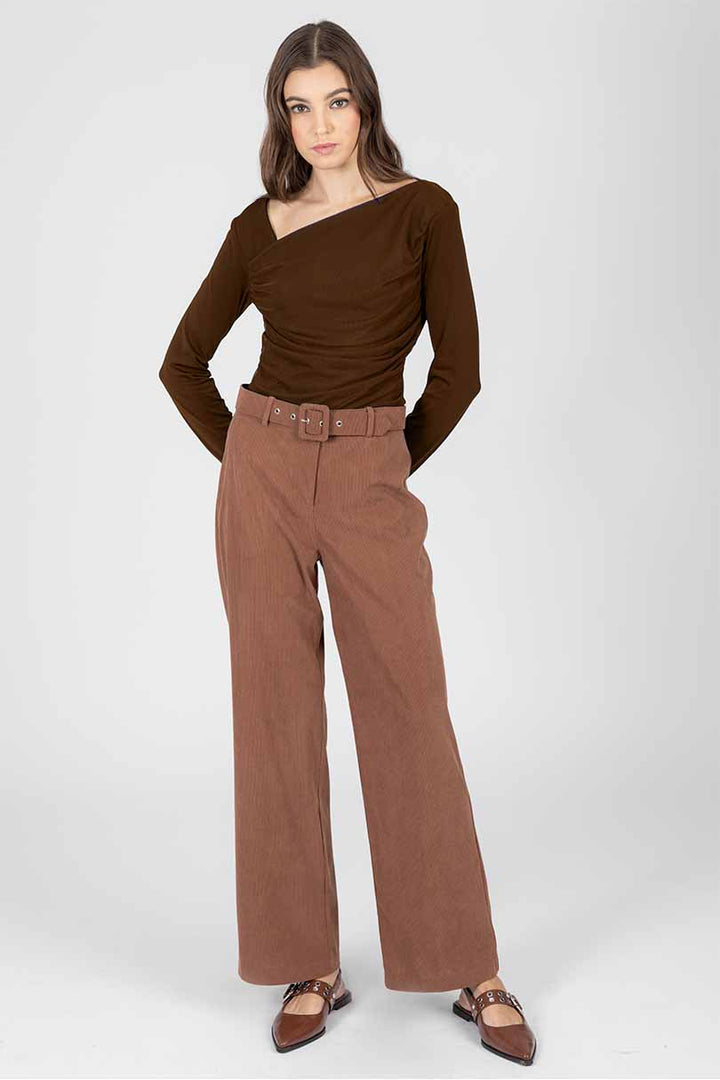 Pantalón café de vestir con cinturón