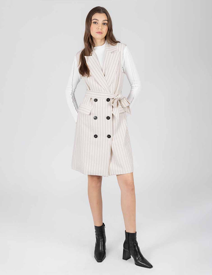 Vestido con botones y cinta en la cintura