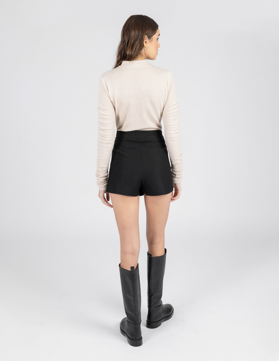 Blusa beige de manga larga y detalle de fruncido