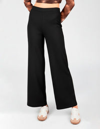 Pantalón negro a la cintura con textura tipo pana