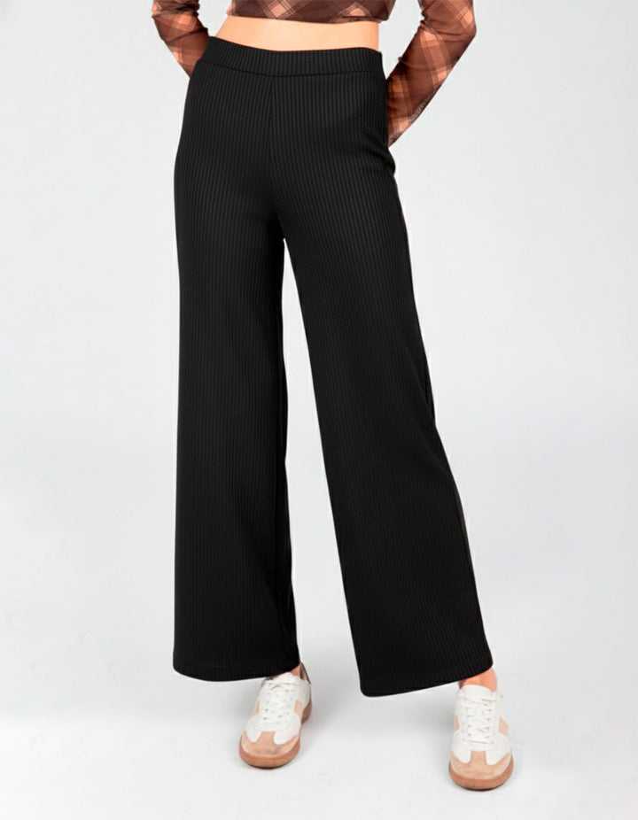 Pantalón negro a la cintura con textura tipo pana