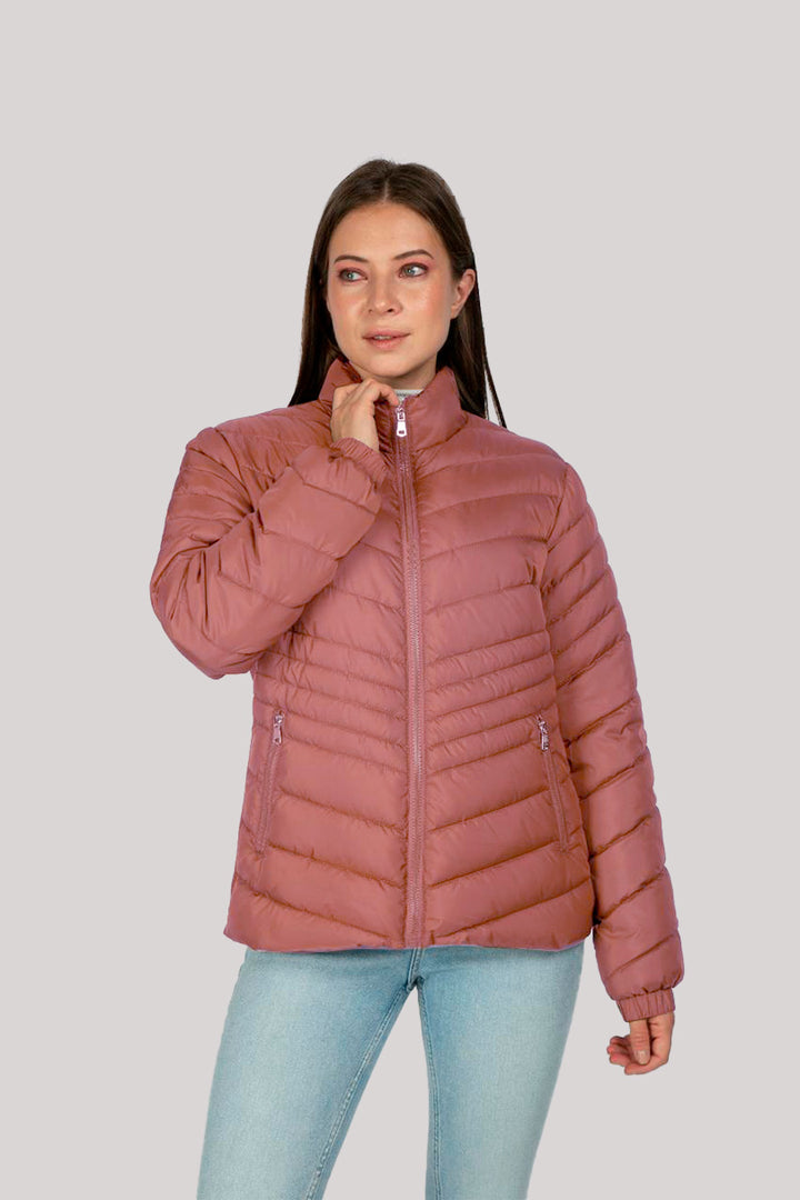 Chamarra de cuello alto (disponible en lila y rosa)