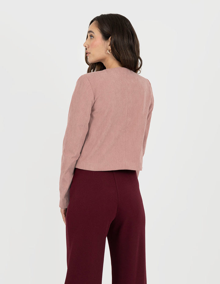 Suéter rosa corto y botones enfrente