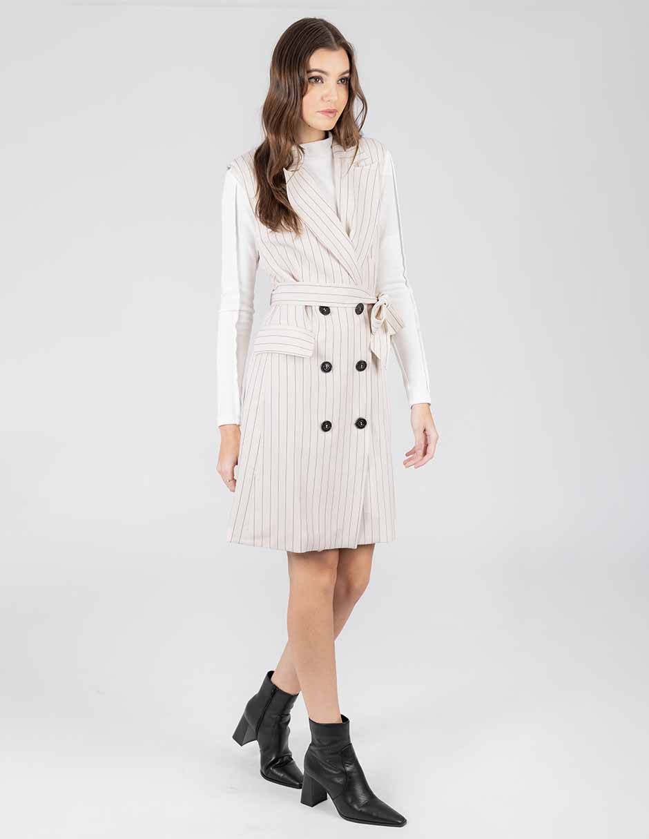 Vestido con botones y cinta en la cintura