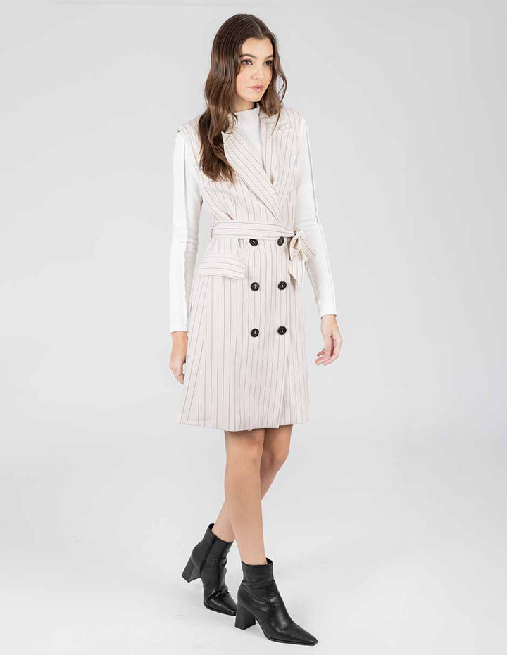 Vestido con botones y cinta en la cintura