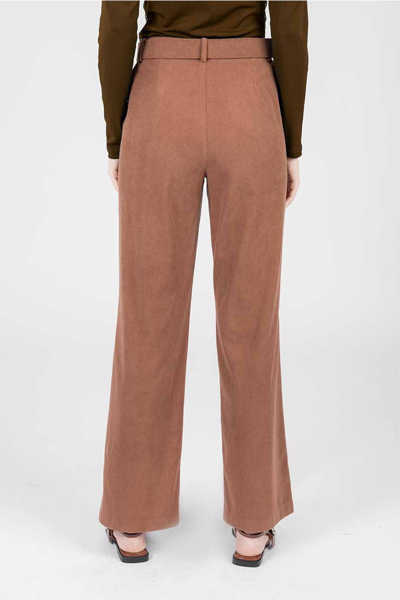 Pantalón café de vestir con cinturón