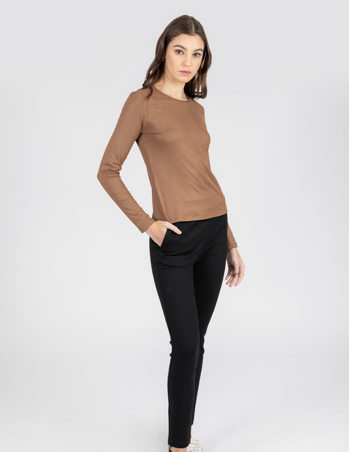 Blusa oro de cuello redondo y manga larga