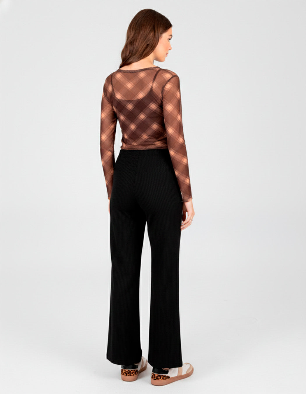 Pantalón negro a la cintura con textura tipo pana