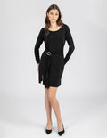 Vestido negro corto de manga larga y detalle de hebilla