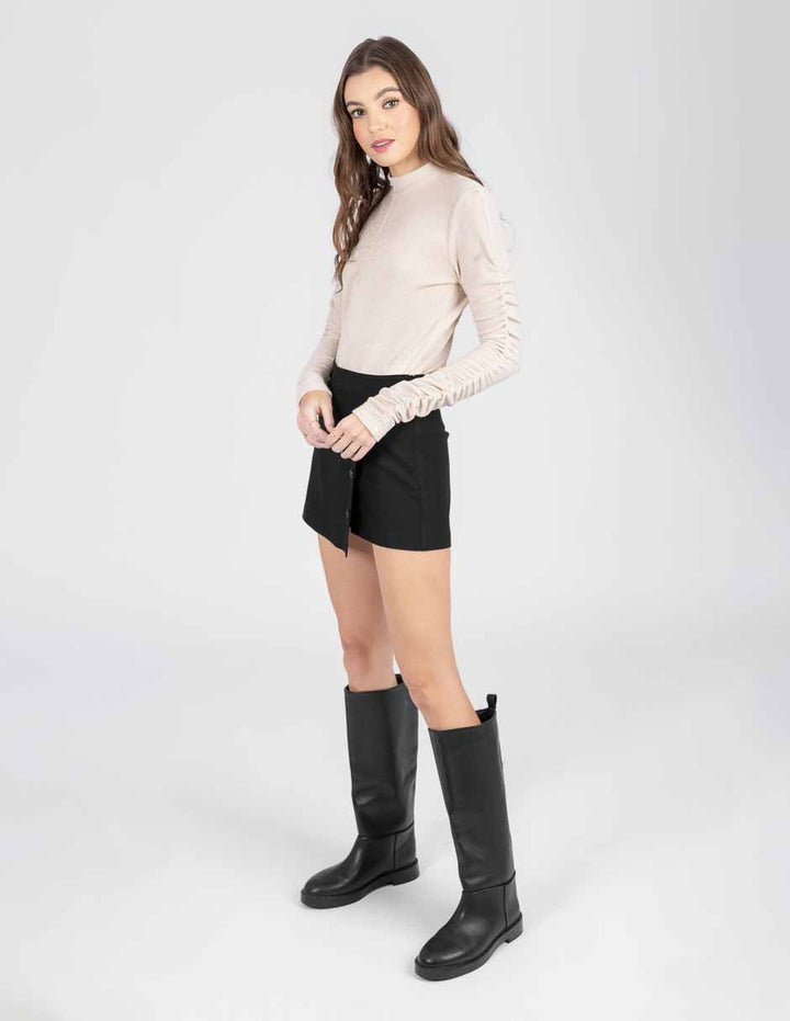 Blusa beige con diseño en mangas