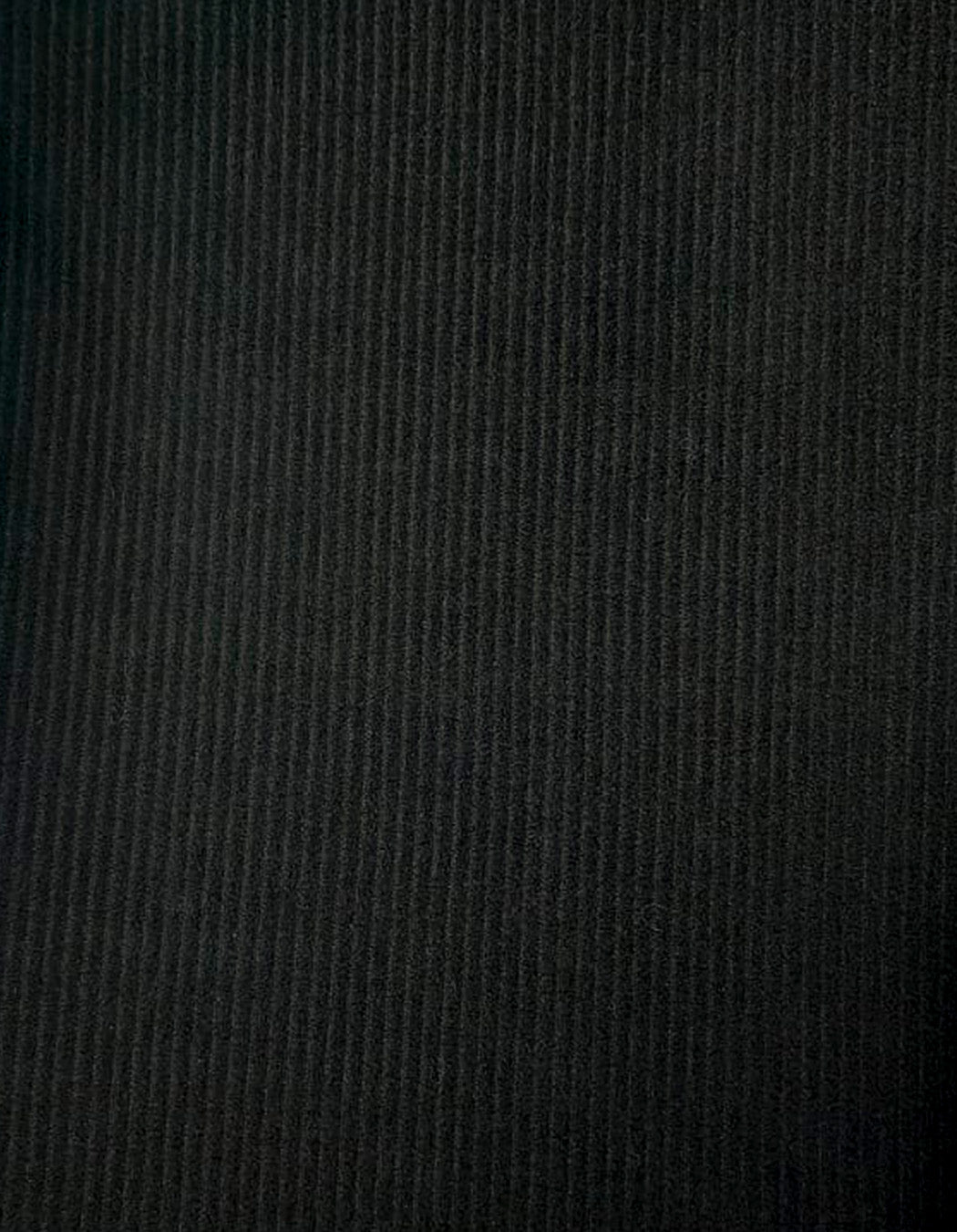 Pantalón negro a la cintura con textura tipo pana